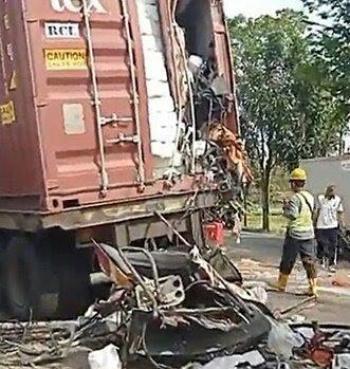 Ngebut di Jalan,  Bus Tabrak Truk Kontainer! DuaTewas Lima Luka-Luka